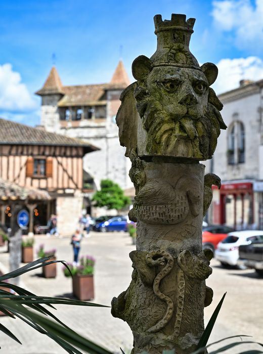 La place des halles et l'église de Villeréal