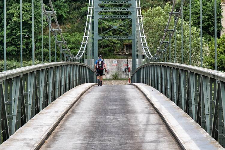 Albas - Passage par le pont suspendu